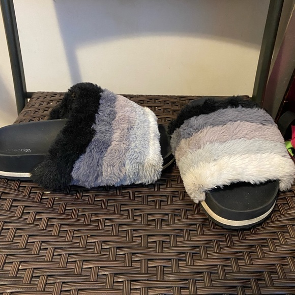Cute size 5-6 (sm) fuzzy indoor outdoor slippers - Picture 2 of 5